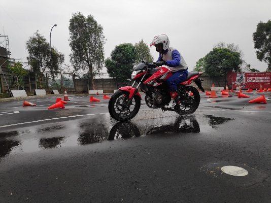 Berkendara Cerdas di Musim Hujan