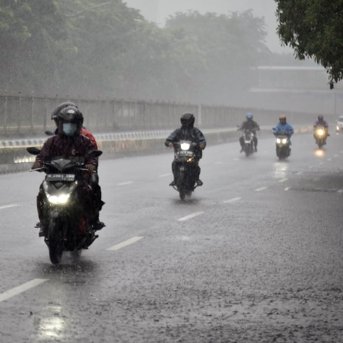 Jangan Bosan, Ini Tips dan Trik Berkendara Saat Hujan Ala Honda