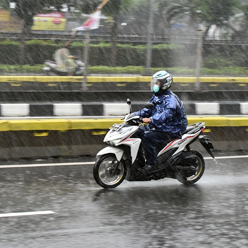 Hujan, Cerdas dan Waspada Berkendara Roda Dua