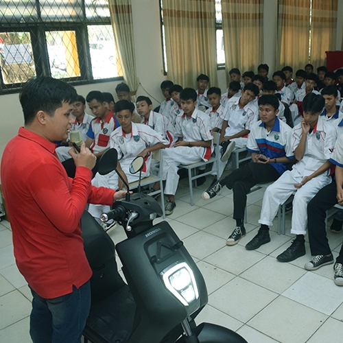 AHM dan Wahana Makmur Sejati Edukasi Motor Listrik Ratusan Pelajar SMK di Jakarta-Tangerang