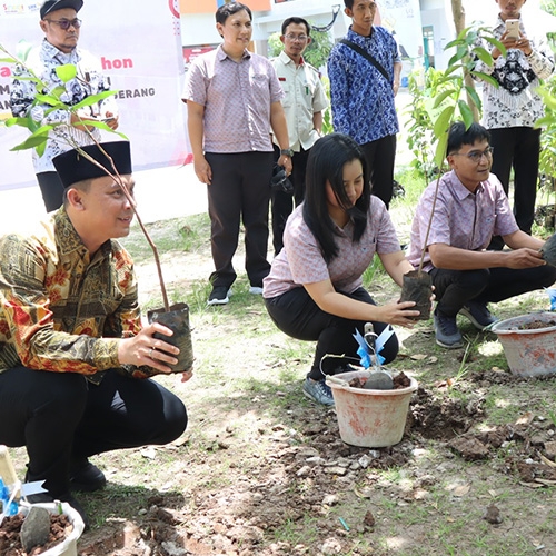 Penyerahan 2.000 Bibit Pohon ke 56 SMK Binaan, PT Wahana Makmur Sejati Tegaskan Komitmen Lingkungan di Hari Guru